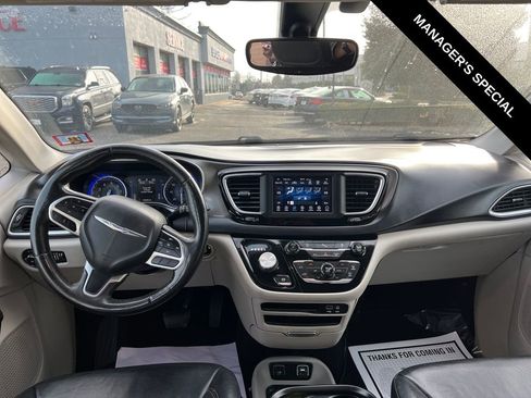 Used 2020 Chrysler Pacifica Touring-L FWD image 20