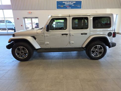 Used 2023 Jeep Wrangler Unlimited Sahara w/ Cold Weather Group AWD/4WD image 12