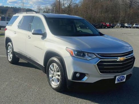 Used 2020 Chevrolet Traverse LT w/ Driver Confidence II Package AWD/4WD image 2