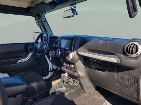 Used 2017 Jeep Wrangler Unlimited Sahara w/ Max Tow Package image 10