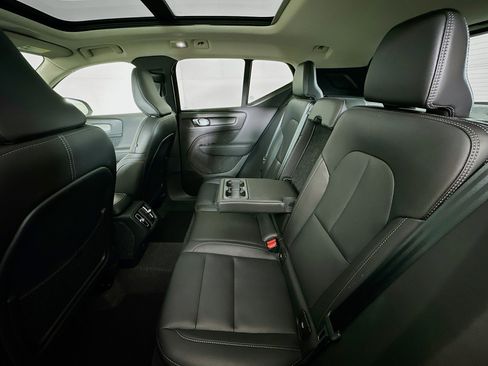 Used 2025 Volvo XC40 B5 Plus image 29