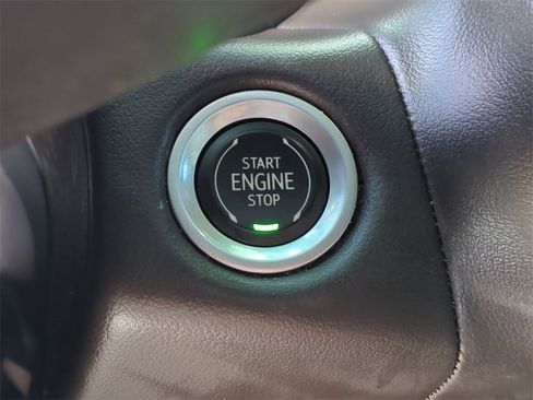 Used 2022 GMC Yukon XL SLT w/ SLT Premium Package image 17