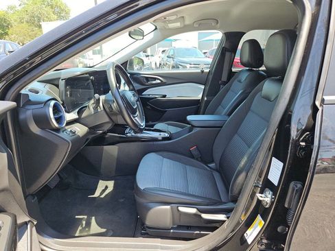 Used 2025 Chevrolet Trax LT w/ LT Convenience Package FWD image 11