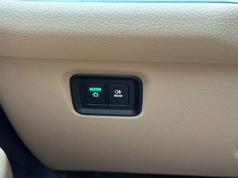 Used 2025 Porsche Cayenne Coupe image 32