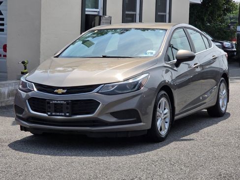 Used 2018 Chevrolet Cruze LT w/ Convenience Package FWD image 3