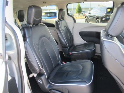 Used 2024 Chrysler Pacifica Limited image 29