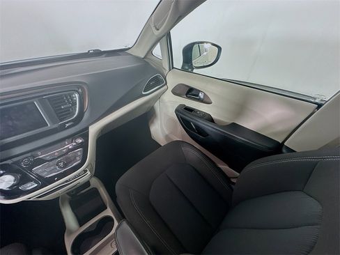 Used 2023 Chrysler Voyager LX image 11