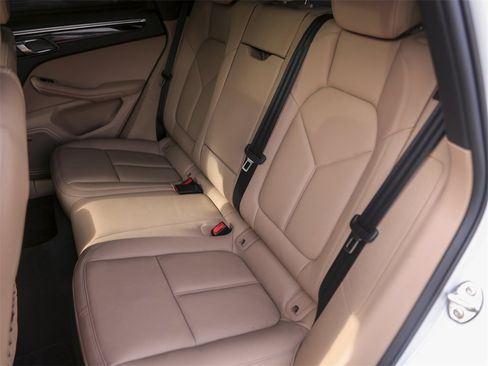 Used 2025 Porsche Macan image 33