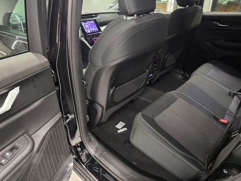 New 2025 Jeep Grand Cherokee Laredo w/ Luxury Tech Group I RWD image 27
