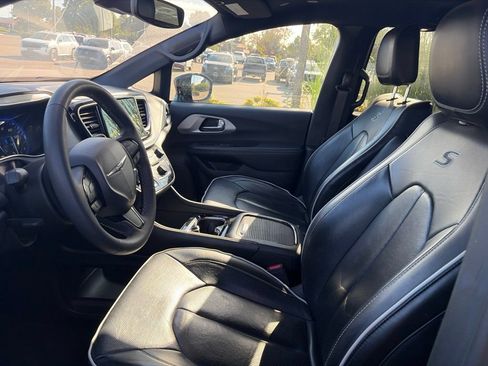 Used 2025 Chrysler Pacifica Limited FWD image 10