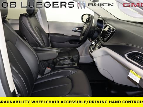 Used 2024 Chrysler Pacifica Touring-L FWD image 21