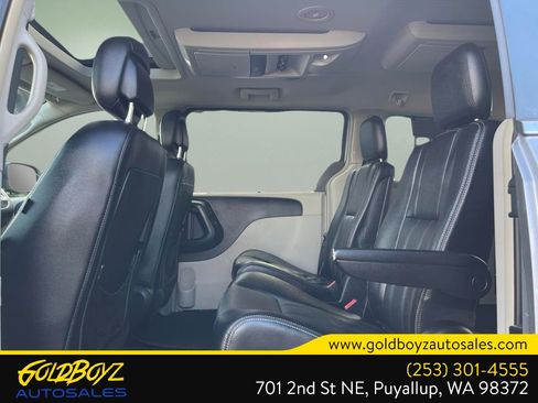 Used 2013 Chrysler Town & Country Touring-L w/ Driver Convenience Group image 40