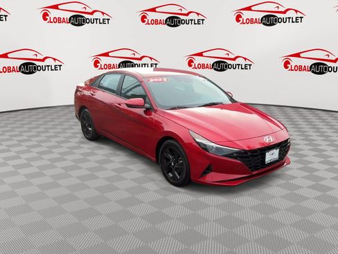 Used 2023 Hyundai Elantra SEL w/ Preferred Accessory Package FWD image 2