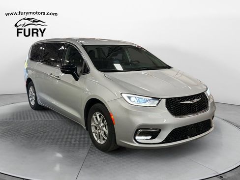 Used 2024 Chrysler Pacifica Touring-L FWD image 1