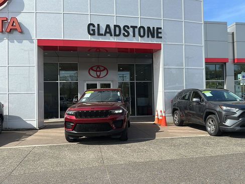 Used 2024 Jeep Grand Cherokee Altitude AWD/4WD image 2