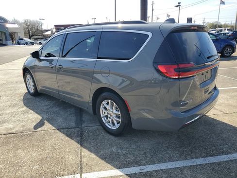 Used 2022 Chrysler Pacifica Touring-L image 3