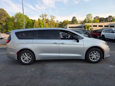 New 2026 Chrysler Pacifica Select image 10