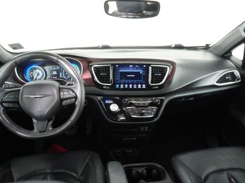 Used 2020 Chrysler Pacifica Touring-L FWD image 36