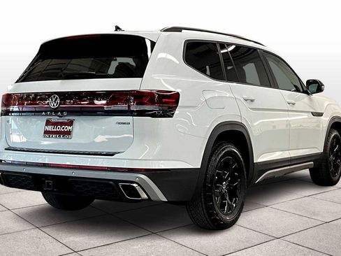 New 2025 Volkswagen Atlas Peak Edition SE image 4