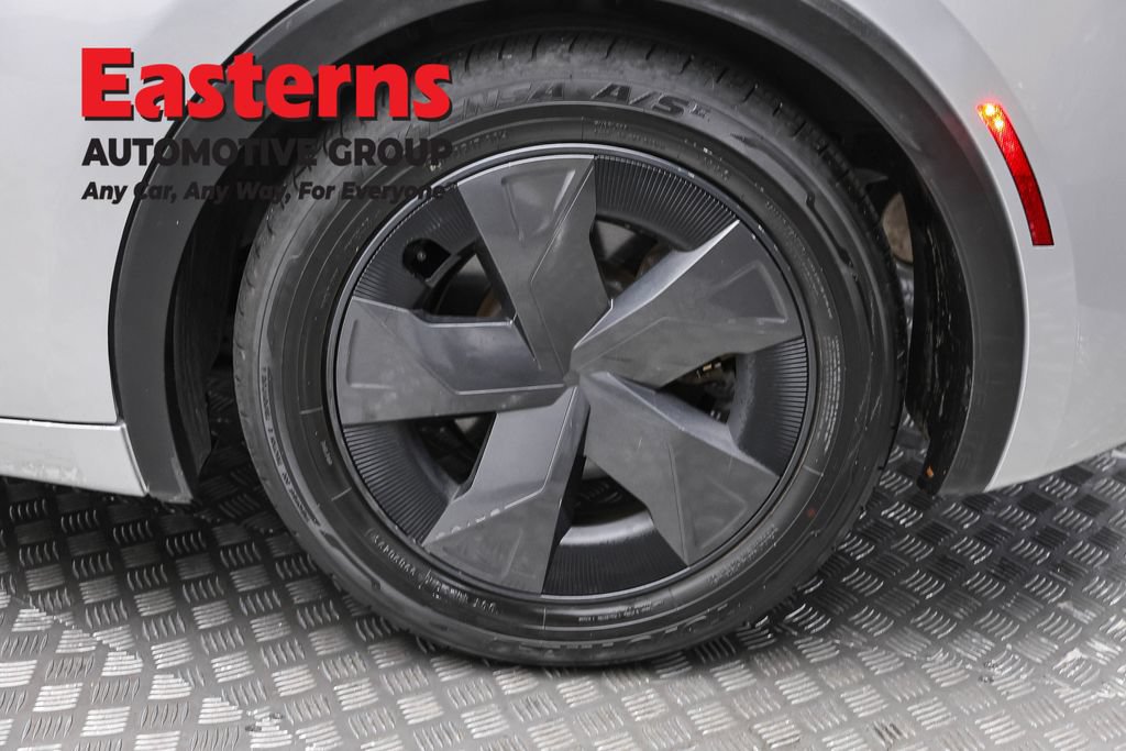 Used 2025 Toyota Prius LE FWD image 9