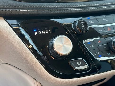 Used 2023 Chrysler Pacifica Limited FWD image 15