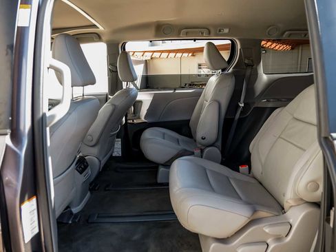 Used 2018 Toyota Sienna XLE image 41
