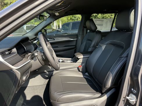 New 2025 Jeep Grand Cherokee Limited w/ Black Appearance Package image 15