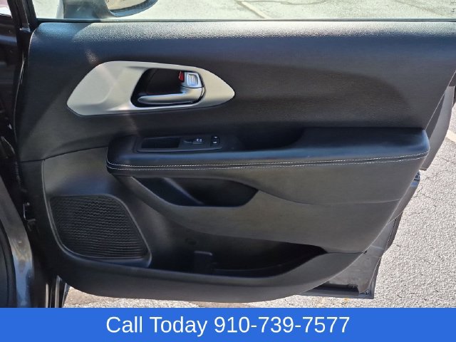 Used 2022 Chrysler Pacifica Touring FWD image 34