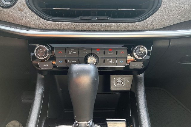 Used 2025 Jeep Compass Latitude w/ Sun & Sound Group AWD/4WD image 30