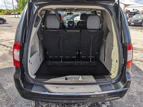 Used 2014 Chrysler Town & Country Touring FWD image 22