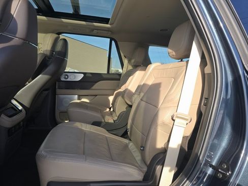 Used 2022 Lincoln Navigator Reserve image 12