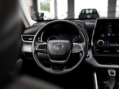 Used 2023 Toyota Highlander XLE AWD/4WD image 14