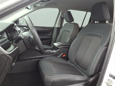 Used 2023 Jeep Grand Cherokee Laredo AWD/4WD image 22