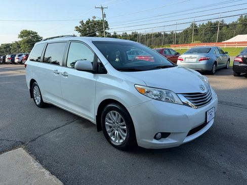 Used 2015 Toyota Sienna XLE Premium FWD image 3