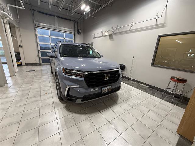 Used 2025 Honda Pilot Touring image 2