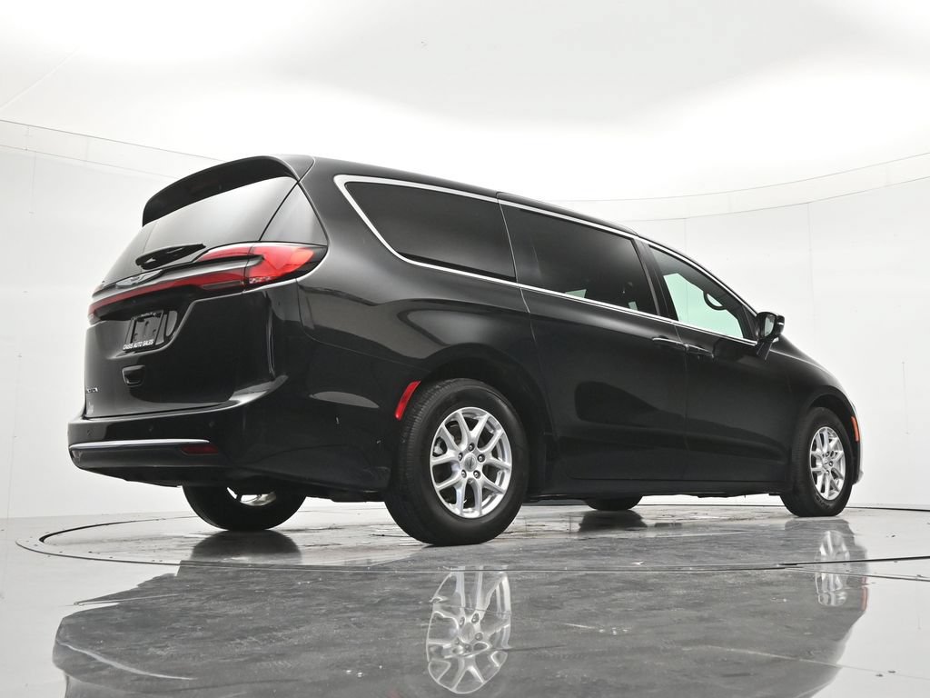 Used 2025 Chrysler Pacifica Select FWD image 40
