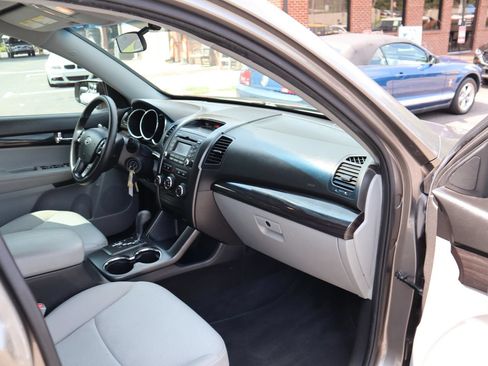 Used 2013 Kia Sorento LX FWD image 16