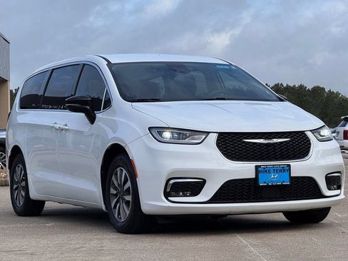 Used 2024 Chrysler Pacifica Limited FWD image 10