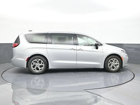 Used 2024 Chrysler Pacifica Limited FWD image 16