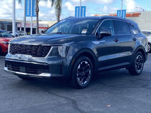 Used 2024 Kia Sorento S image 3