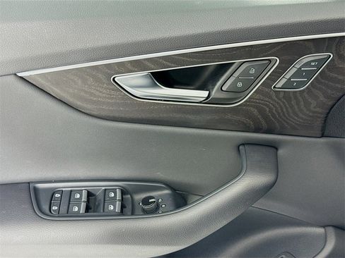 Used 2023 Audi Q8 Premium image 11