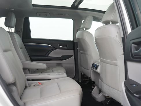Used 2019 Toyota Highlander Limited Platinum image 12