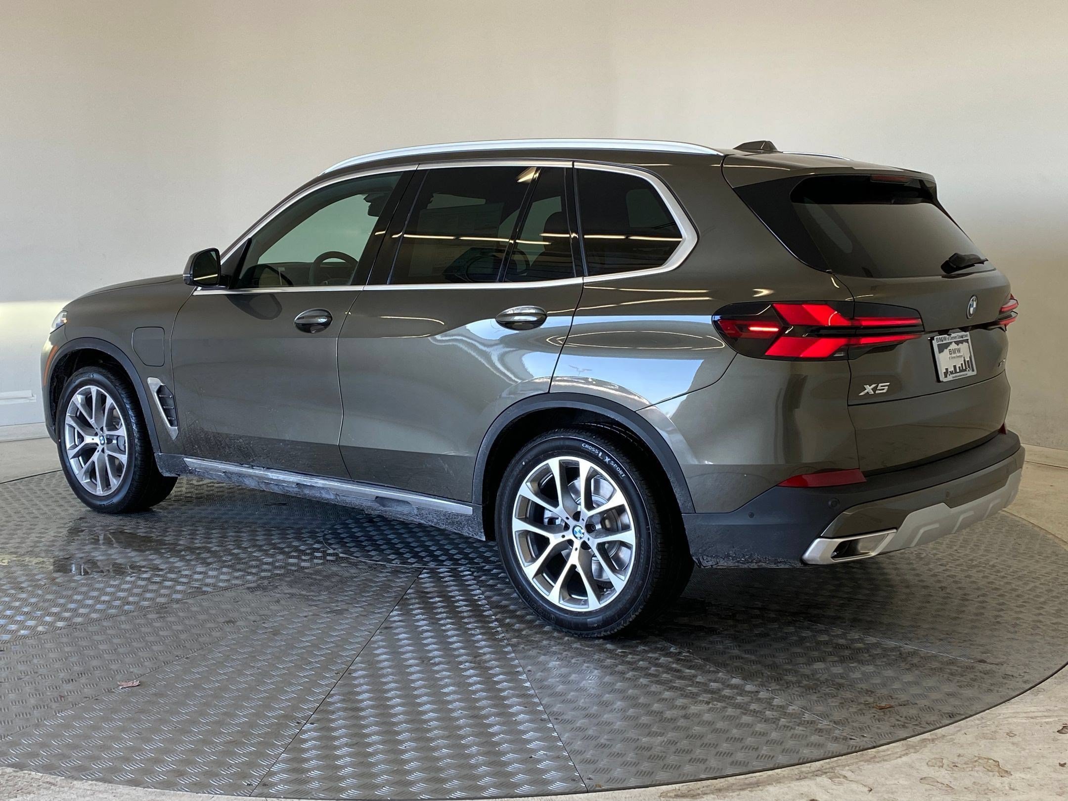 Used 2026 BMW X5 xDrive50e w/ Premium Package AWD/4WD image 3