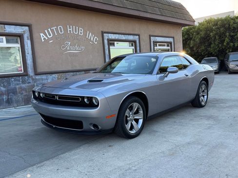 Used 2016 Dodge Challenger SXT image 1