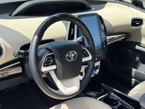 Used 2018 Toyota Prius Four w/ Advanced Technology Package FWD image 17