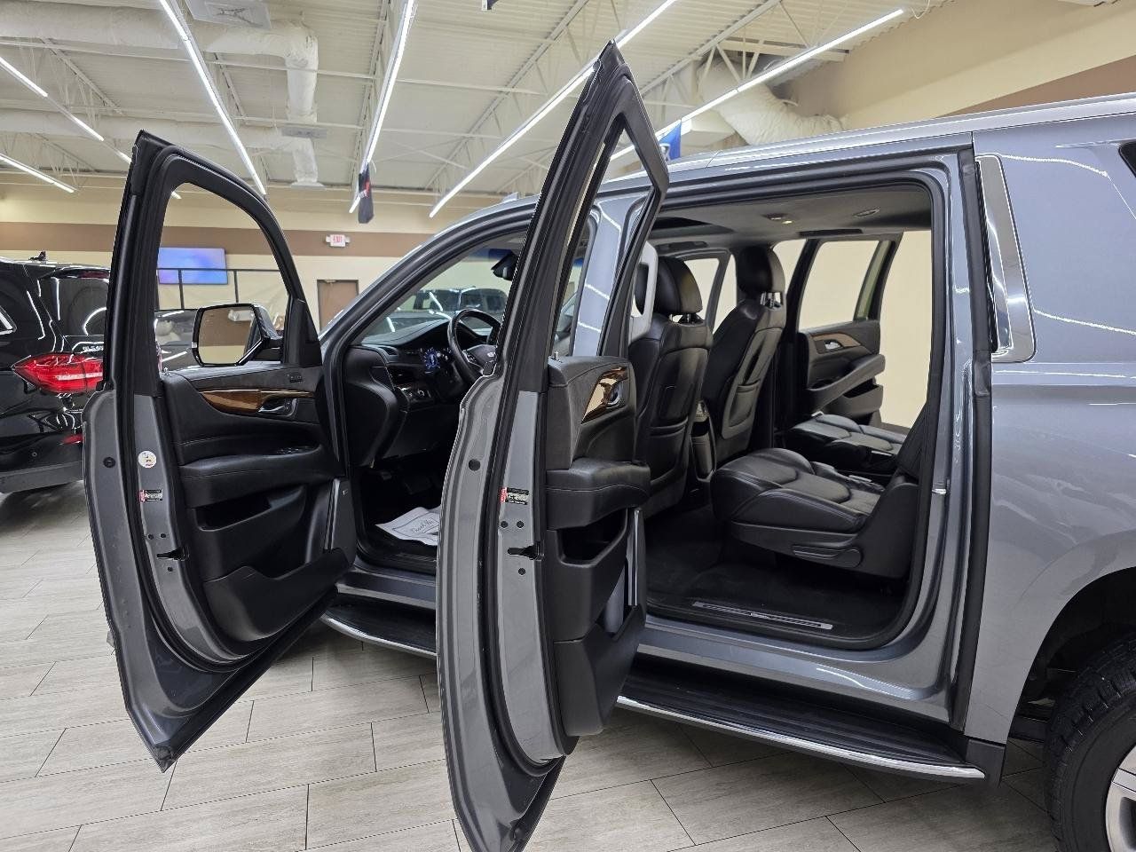 Used 2018 Cadillac Escalade ESV Luxury RWD image 17
