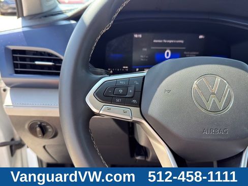 Used 2023 Volkswagen Taos SE w/ Panoramic Sunroof Package FWD image 18
