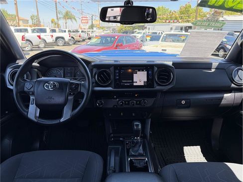 Used 2017 Toyota Tacoma TRD Sport w/ Tow Package RWD image 4
