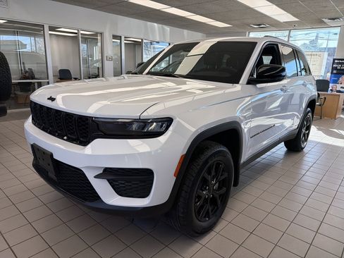 New 2025 Jeep Grand Cherokee Altitude image 4