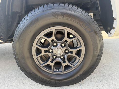 Used 2017 Toyota Tacoma SR5 w/ Tow Package RWD image 7